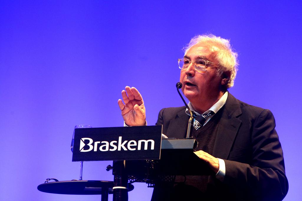 Manuel Castells: "a comunicação em rede está revitalizando a democracia"